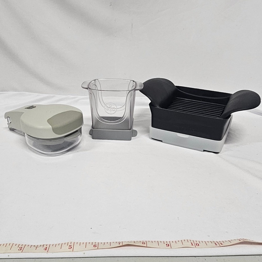 Pampered Chef Close & Cut Set and Garlic Slicer Gray White Kitchen Tool Bundle